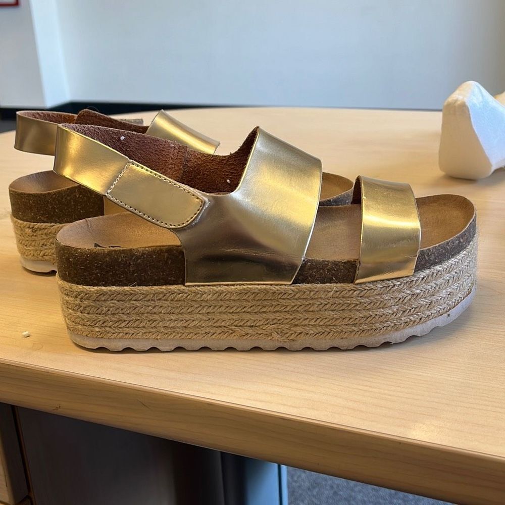 Dirty Laundry Peyton Gold Strappy Platform Sandals sz 5.5